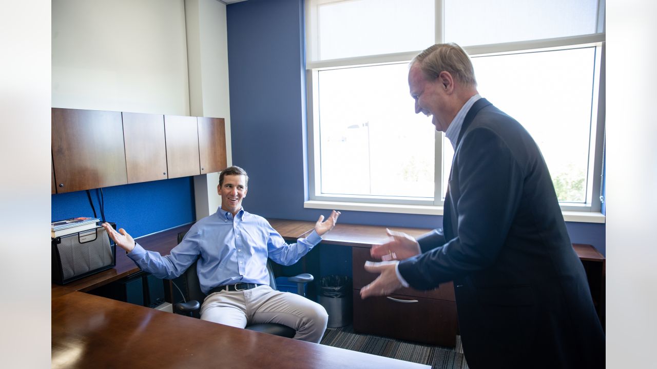 \ud83d\udcf8 Photos: Eli Manning tours his new office