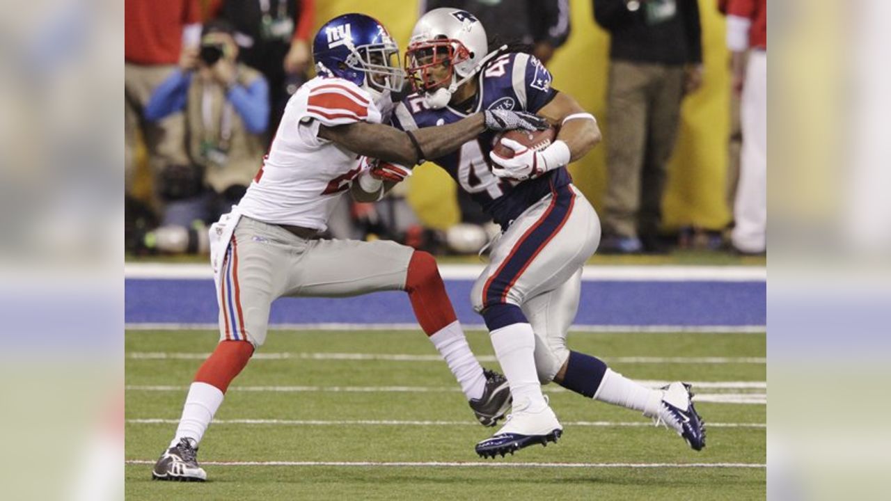 Tight end Aaron Hernandez (81) of the New England Patriots was unable to  catch this Tom Brady pass as he was defended by strong safety Deon Grant  (34) of the New York