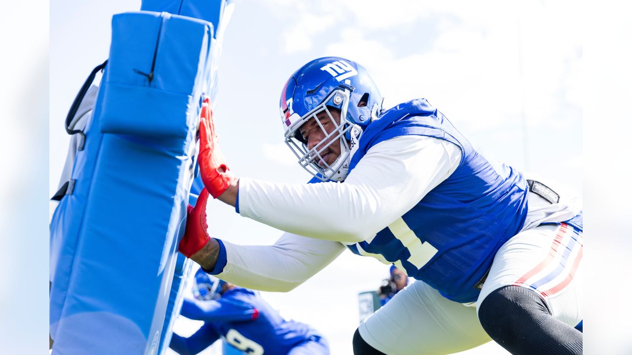 New York Giants cornerback Fabian Moreau (37) defends against the