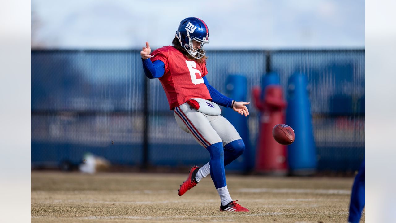 New York Giants cornerback Zyon Gilbert (38) defends against the Washington  Commanders during an NFL football game Sunday, Dec. 4, 2022, in East  Rutherford, N.J. (AP Photo/Adam Hunger Stock Photo - Alamy