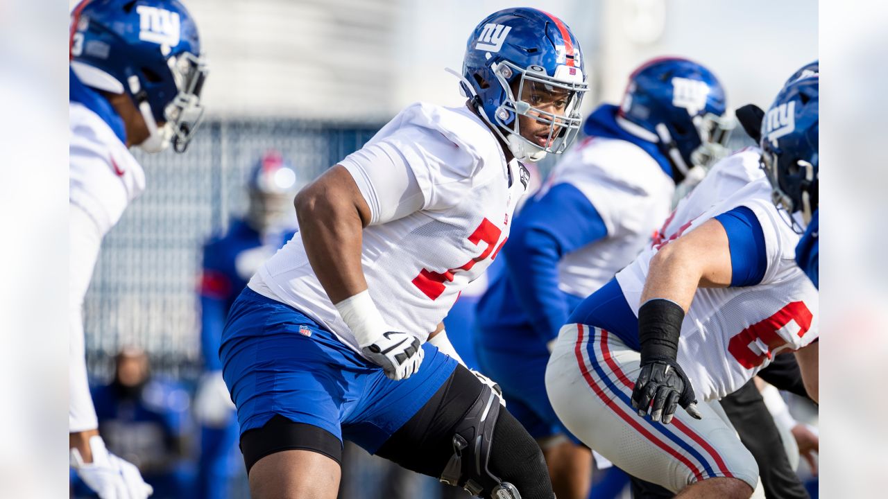 New York Giants cornerback Zyon Gilbert (38) defends against the Washington  Commanders during an NFL football game Sunday, Dec. 4, 2022, in East  Rutherford, N.J. (AP Photo/Adam Hunger Stock Photo - Alamy