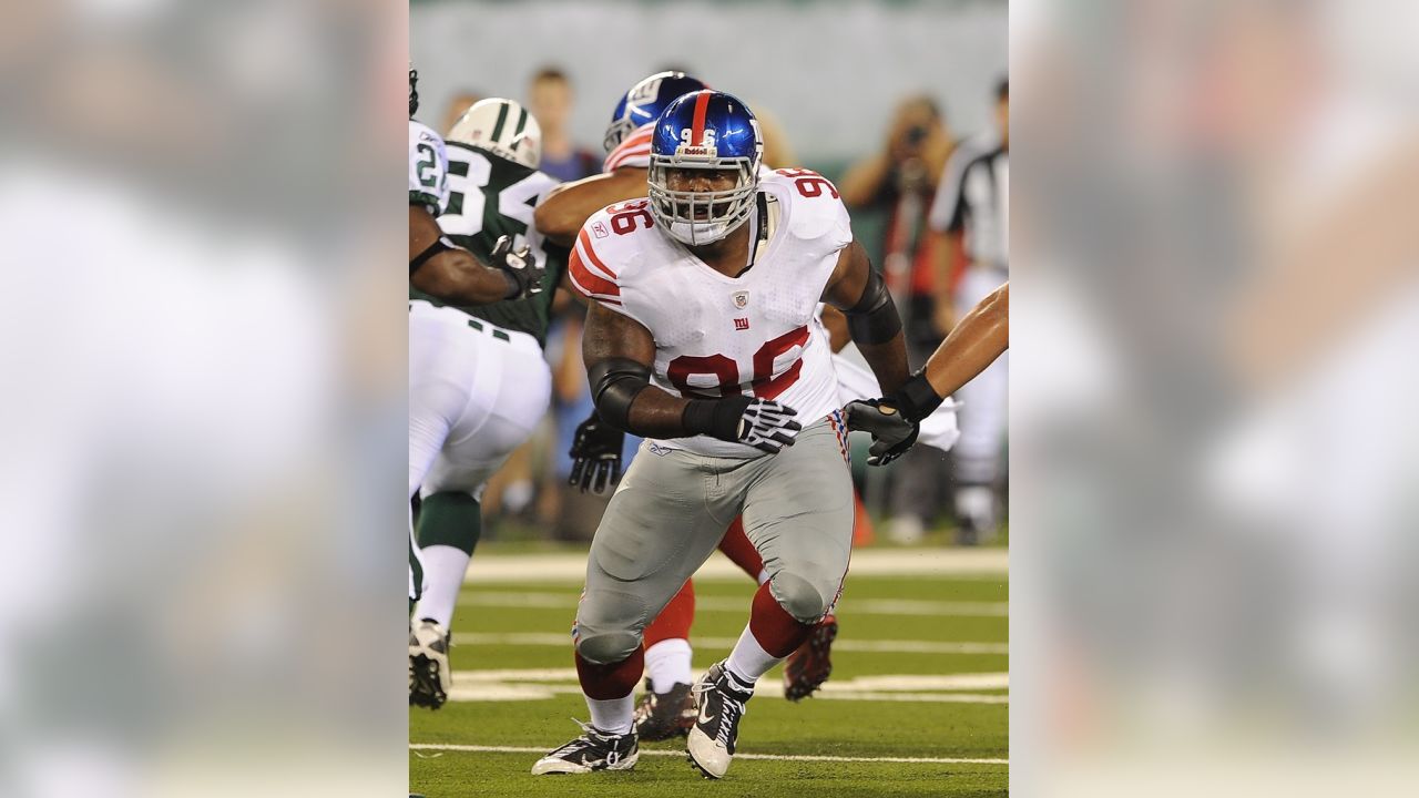 New York Giants defensive tackle Barry Cofield holds up a