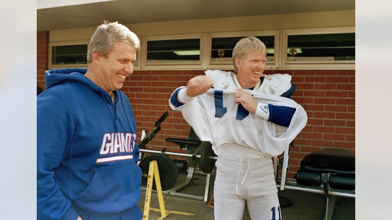 Phil Simms quarterback for the New York Giants puts a little throwing time  in during a short practice at Scottsdale Community Colleg, Nov. 7, 1989.  (AP Photo/Jeff Robbins Stock Photo - Alamy