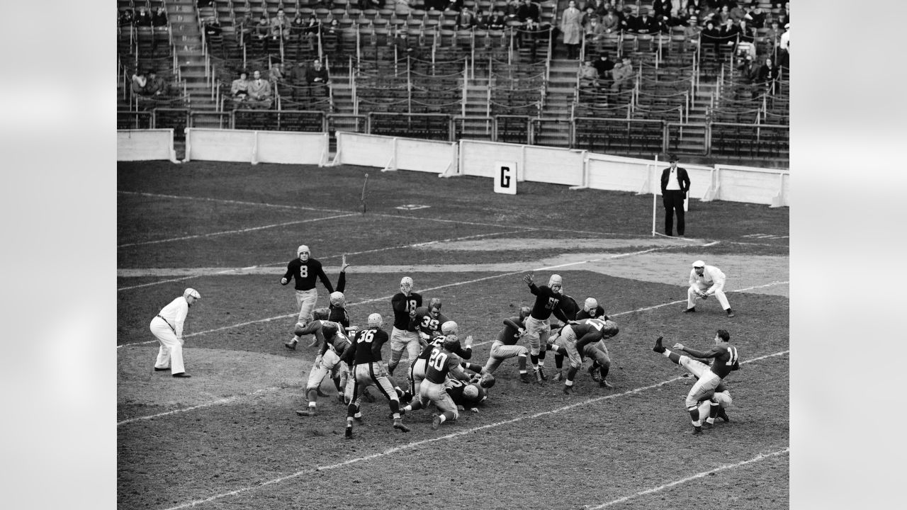 New York Giants' flanker back Frank Gifford (16) snares a pass