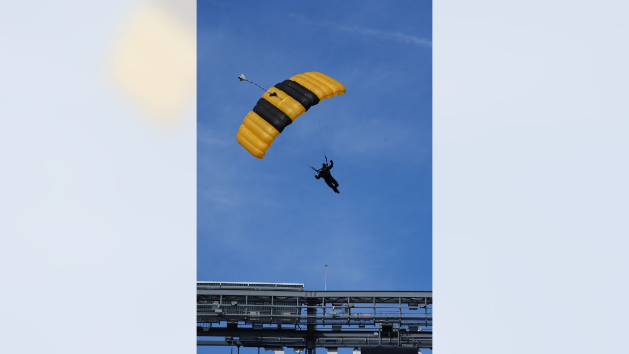 📸 U.S. Army Golden Knights parachute into MetLife Stadium