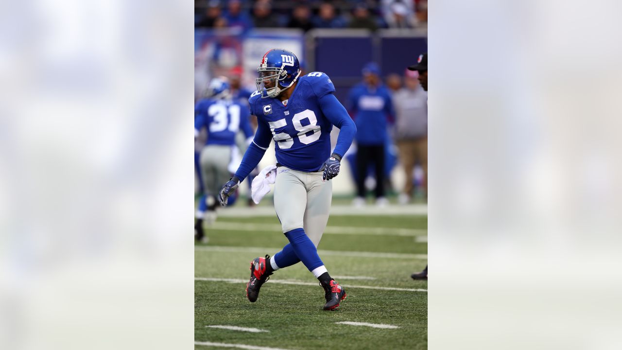 New York Giants Antonio Pierce (58) tries to get the cround