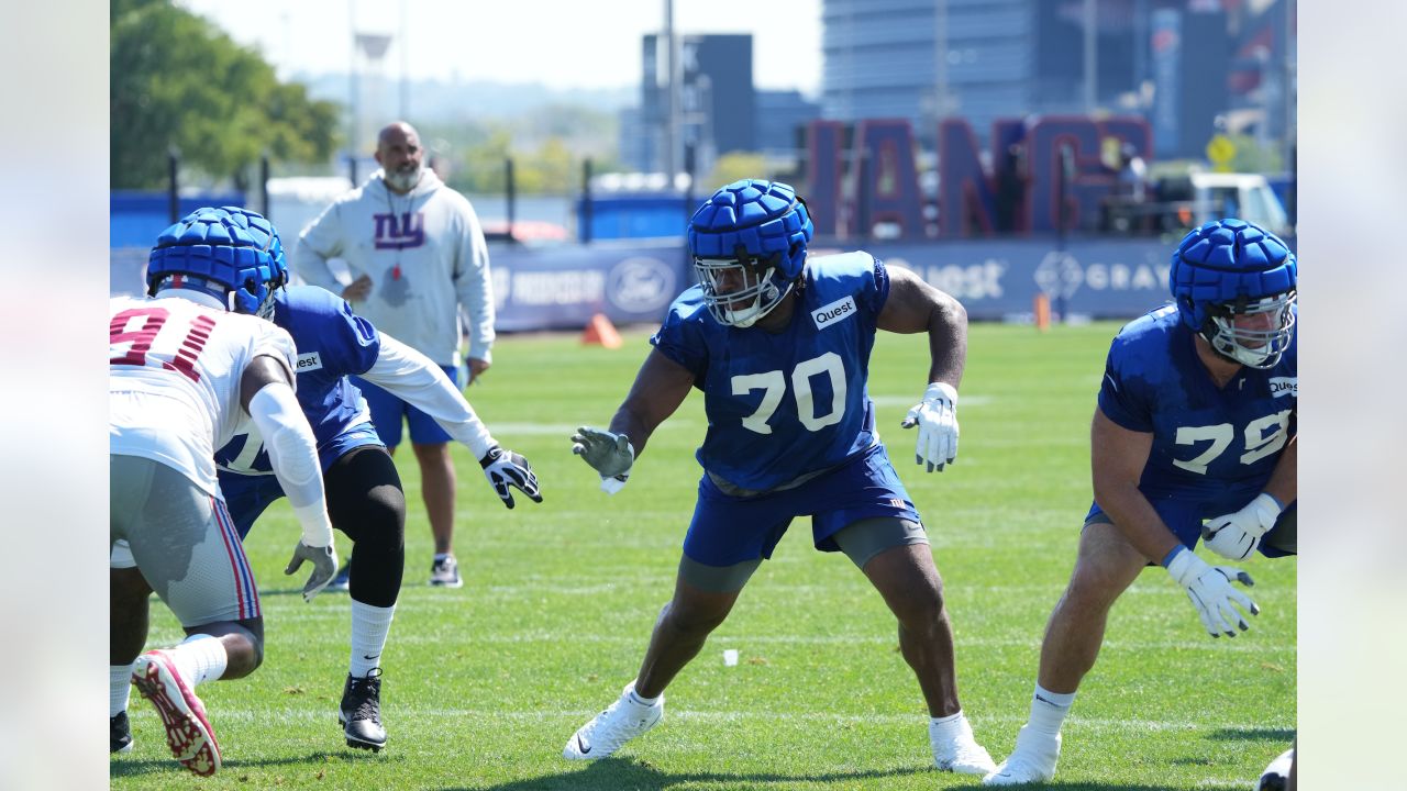 Giants' edge Elerson Smith off to fast start in first real NFL training  camp - Big Blue View