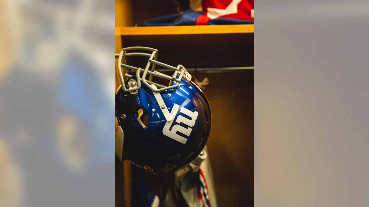 Giants vs. Jets Photos: Player Arrivals and Locker Room Tour