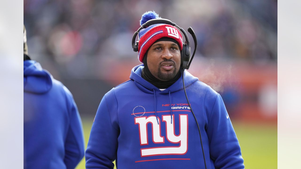 Large coaching staff get raves for helping first-place Giants