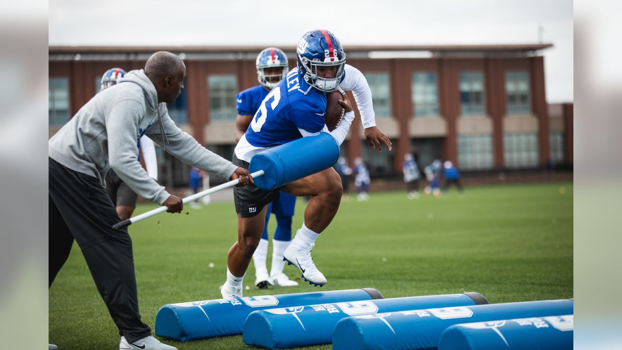 Giants running back Saquon Barkley gushes over rookie tackle Evan