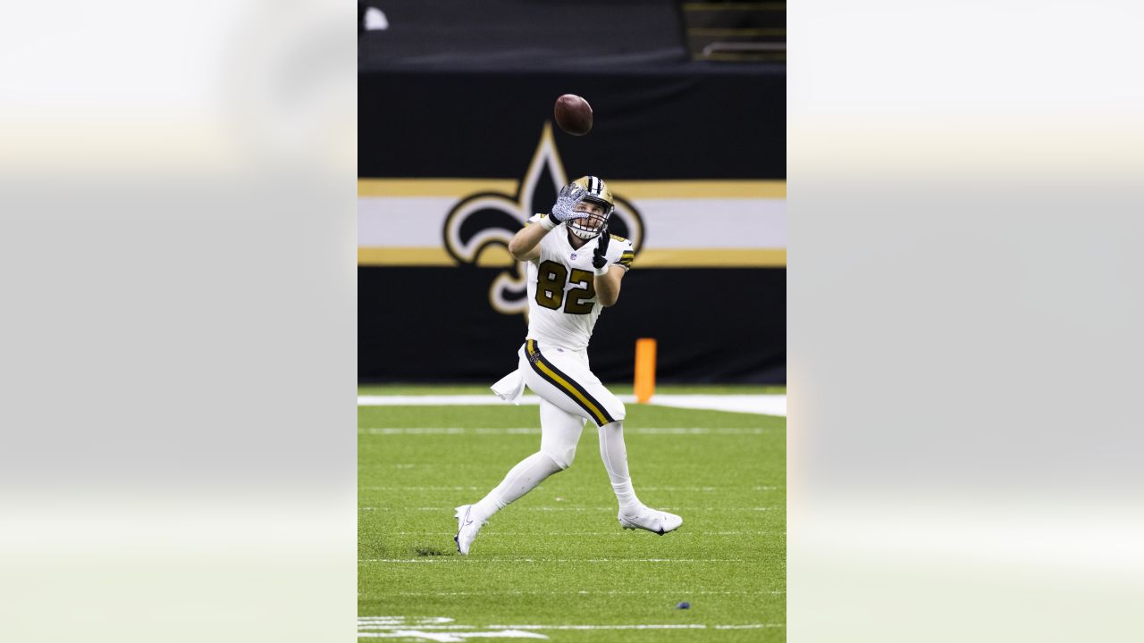 New Orleans Saints tight end Adam Trautman (82) runs the ball up