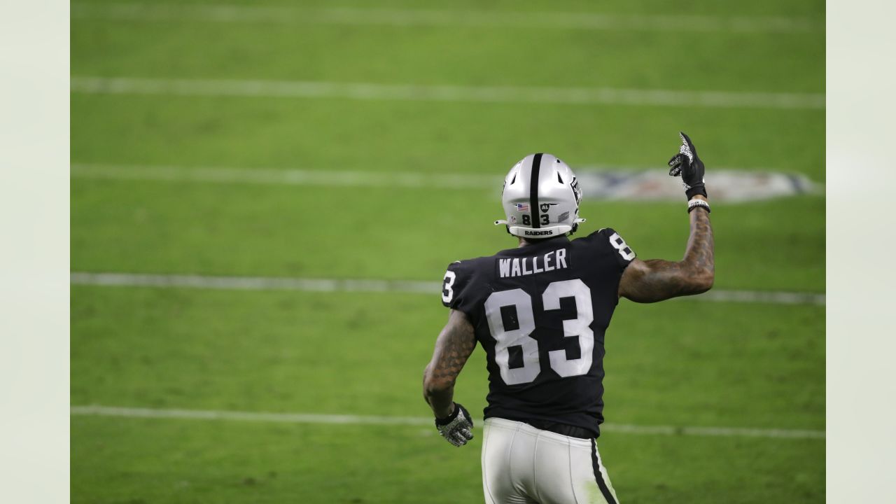 Tight end (83) Darren Waller of the Las Vegas Raiders warms up before  playing against the Los Angeles Chargers in an NFL football game, Sunday,  Sept. 11, 2022, in Inglewood, Calif. Chargers