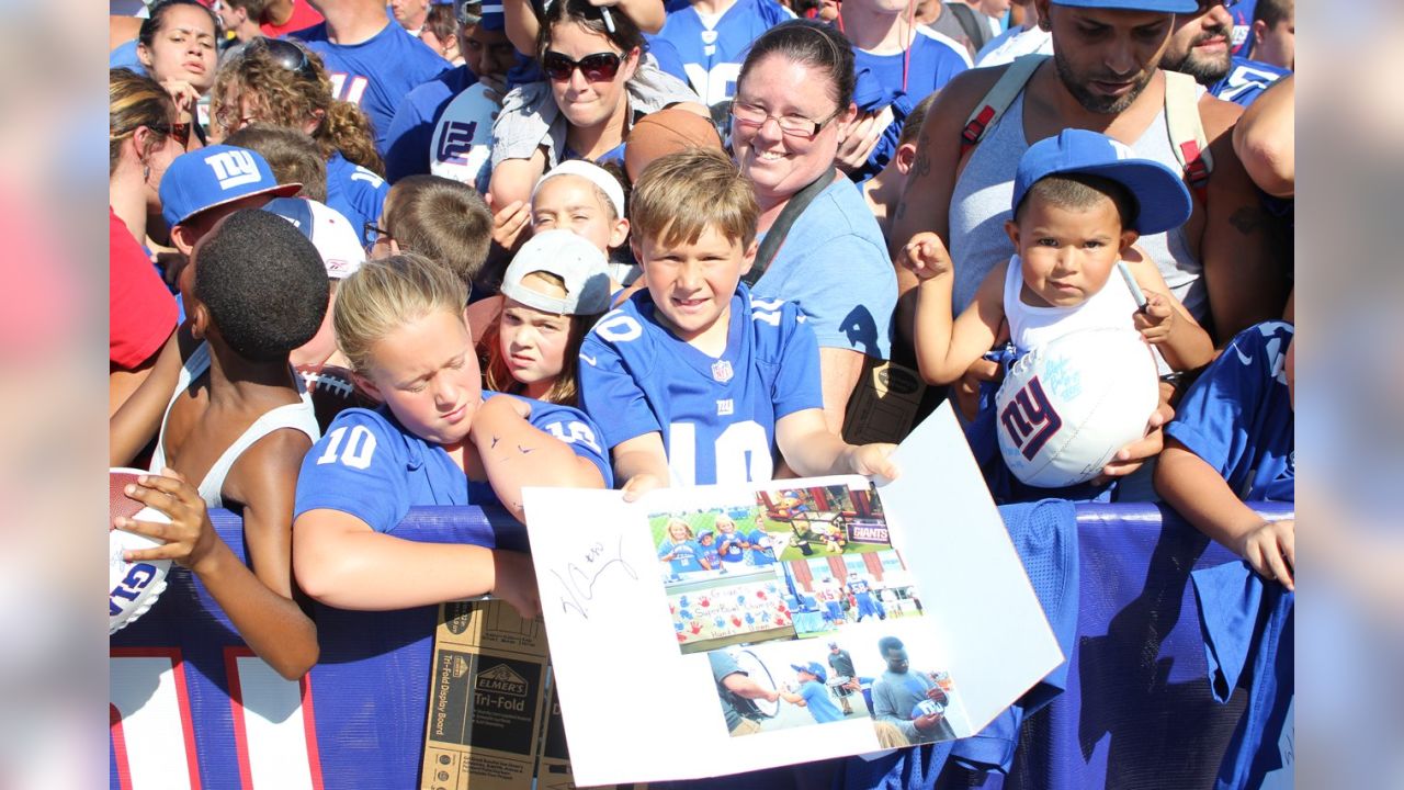 Photos: Giants sign autographs