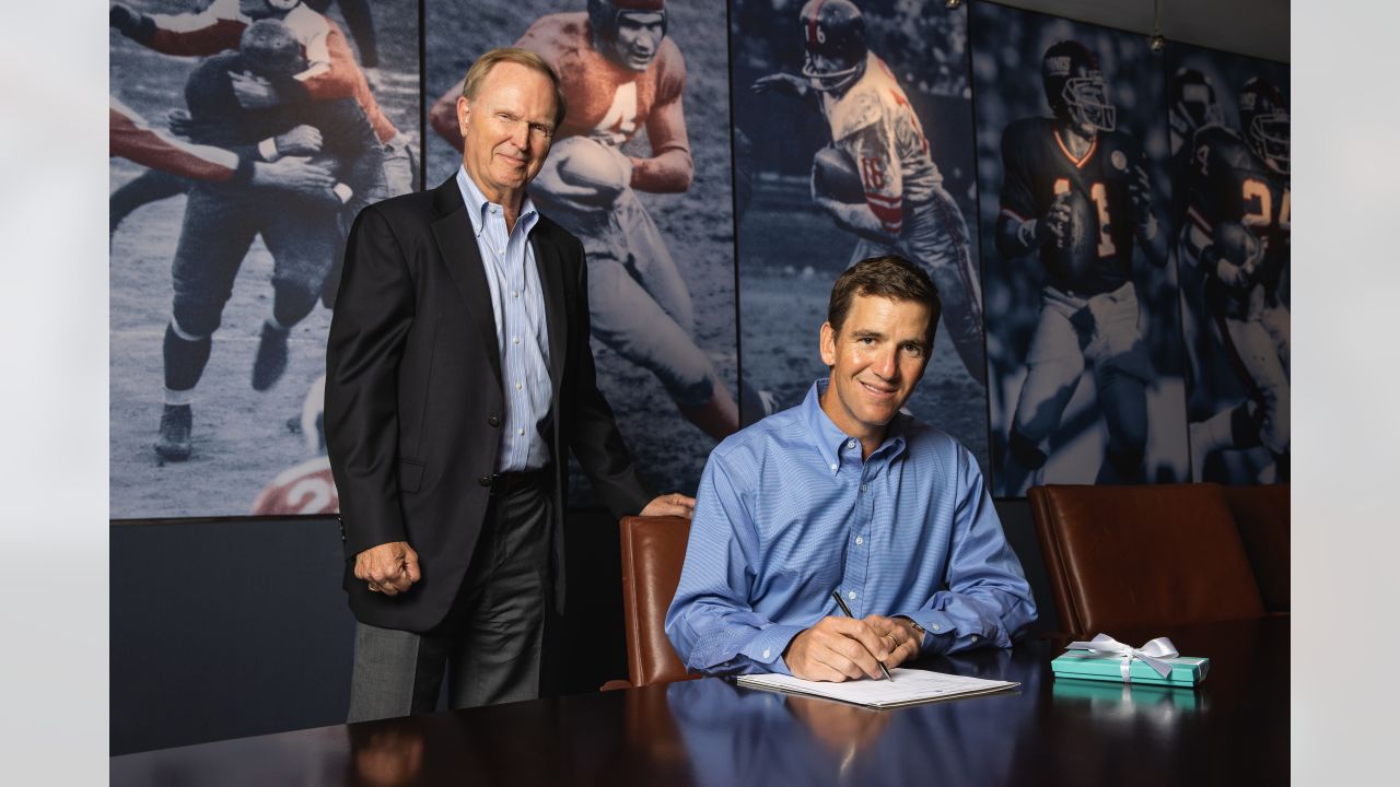 \ud83d\udcf8 Photos: Eli Manning tours his new office