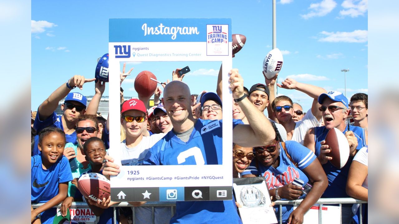 Photos: Giants sign autographs