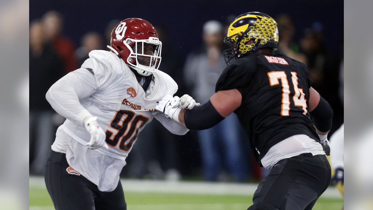 Oklahoma defensive lineman Neville Gallimore (90) plants a