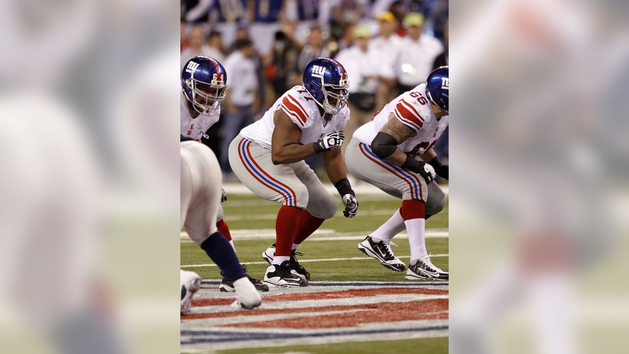 New York Giants guard Kevin Boothe leaves the field after beating