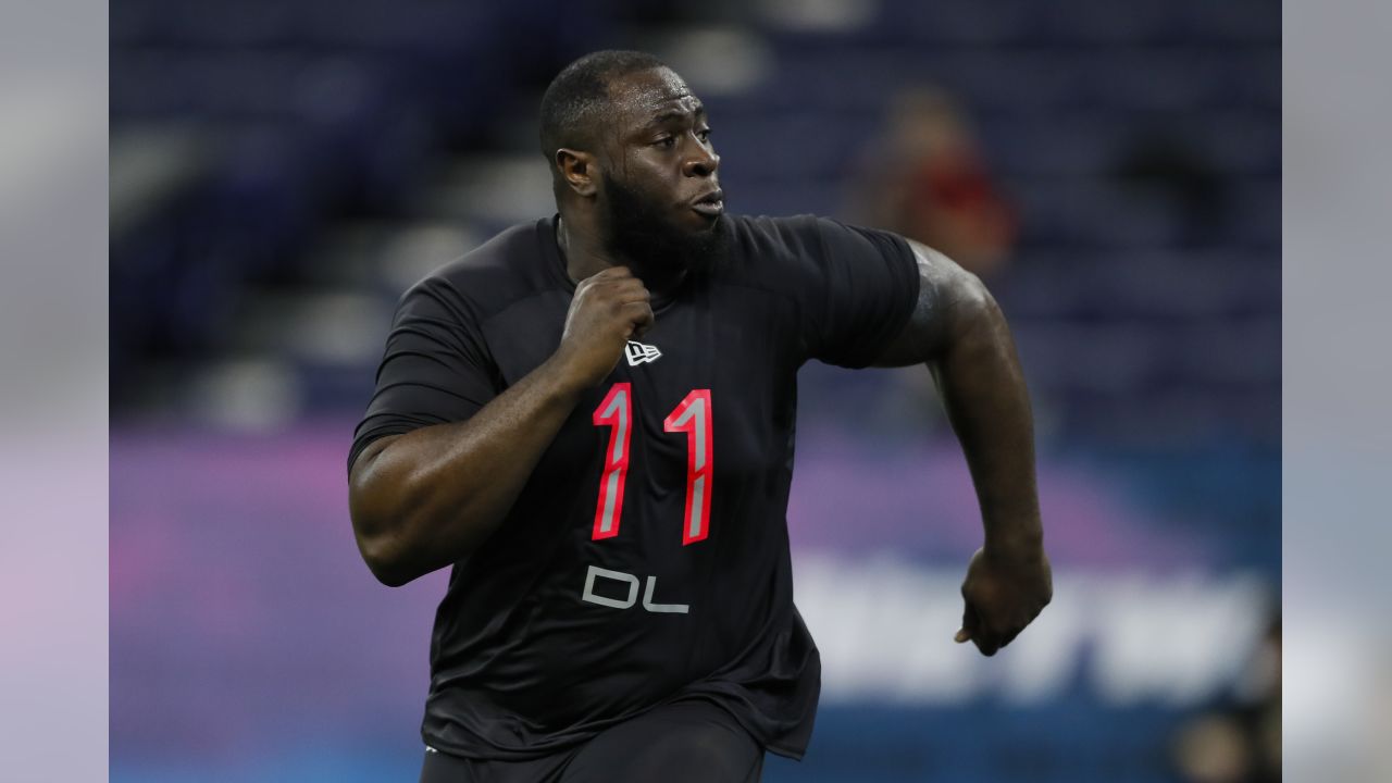 Oklahoma defensive lineman Neville Gallimore (90) plants a