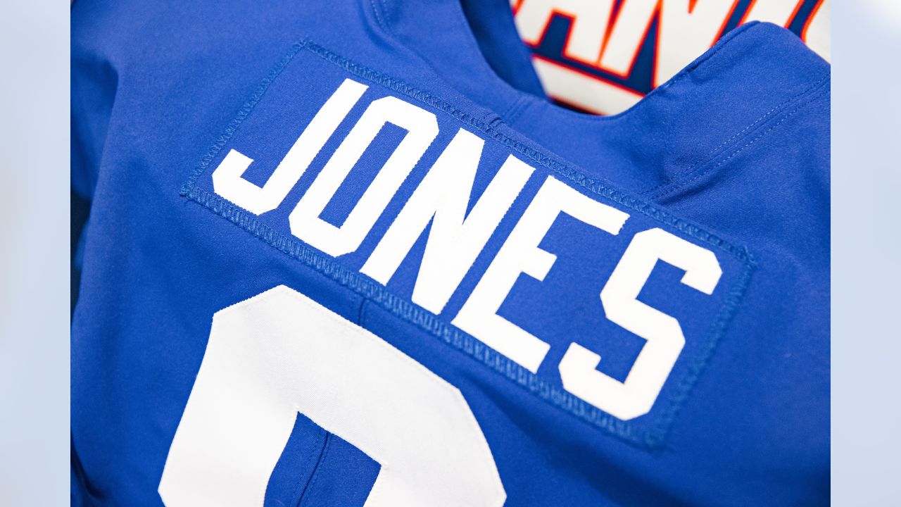 Giants vs. Jets Photos: Player Arrivals and Locker Room Tour