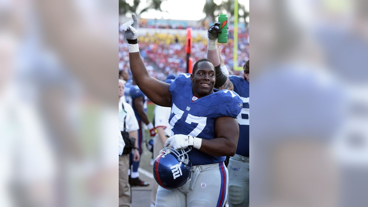 New York Giants guard Kevin Boothe leaves the field after beating the  Baltimore Ravens 30-10 in an NFL football game Sunday, Nov. 16, 2008 at  Giants Stadium in East Rutherford, N.J. (AP