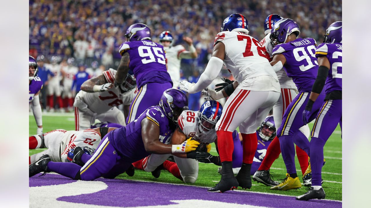 Watch: Former Oregon State Beavers' star Isaiah Hodgins scores game-tying  TD during N.Y. Giants' historic comeback win 