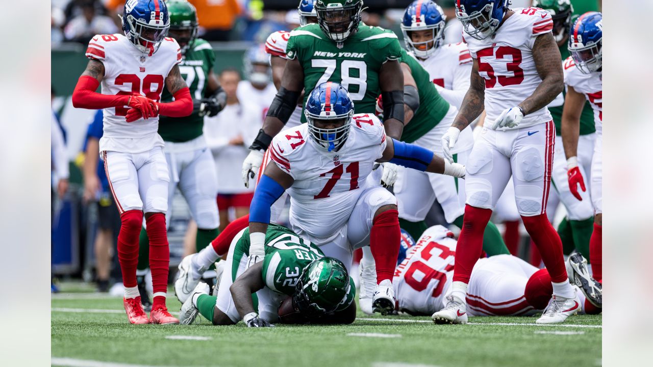 New York Giants guard Ben Bredeson (68) huddles with teammates against the  Chicago Bears during an NFL football game Sunday, Oct. 2, 2022, in East  Rutherford, N.J. (AP Photo/Adam Hunger Stock Photo - Alamy