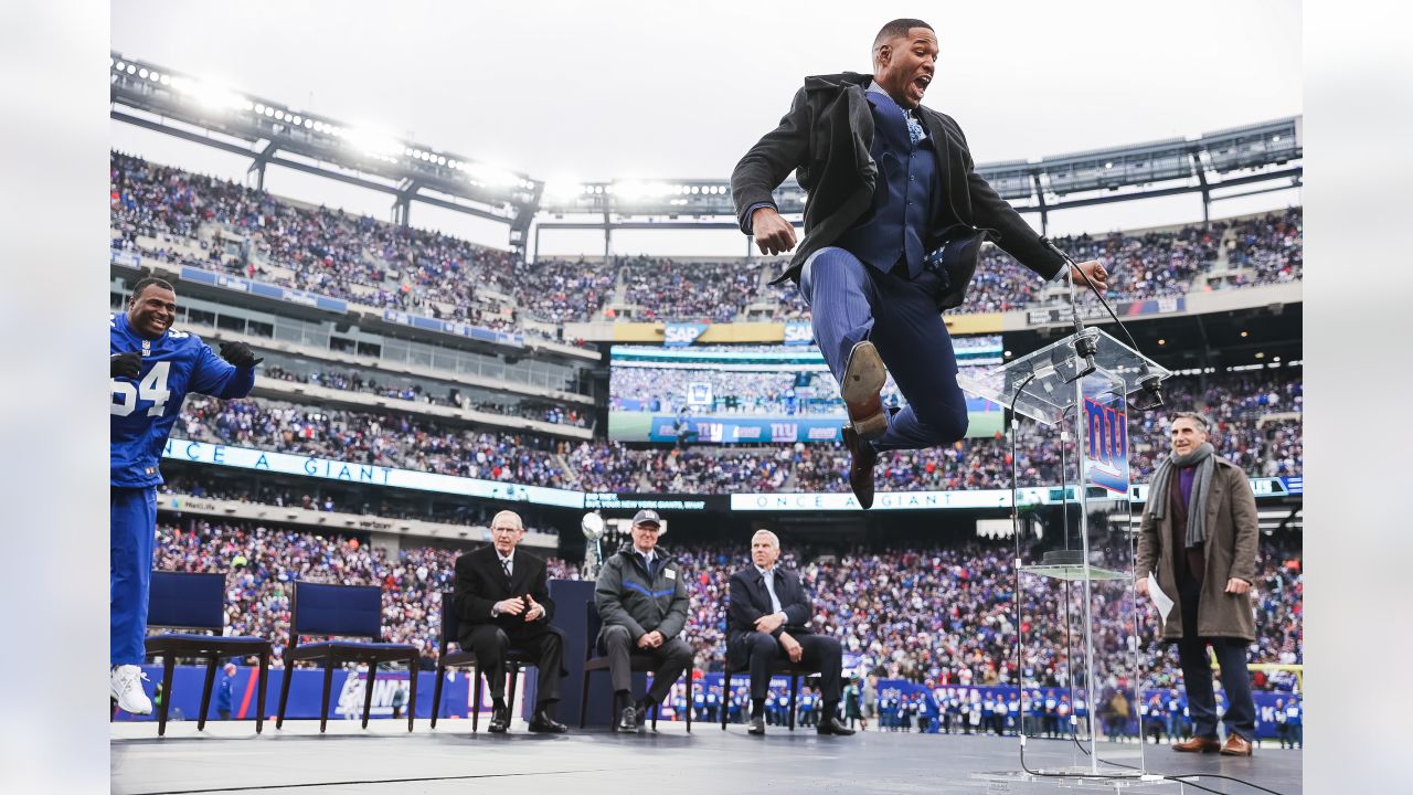 In honor of his jersey retirement tomorrow, here are a few iconic photos of  Michael Strahan's Giants career. : r/NYGiants