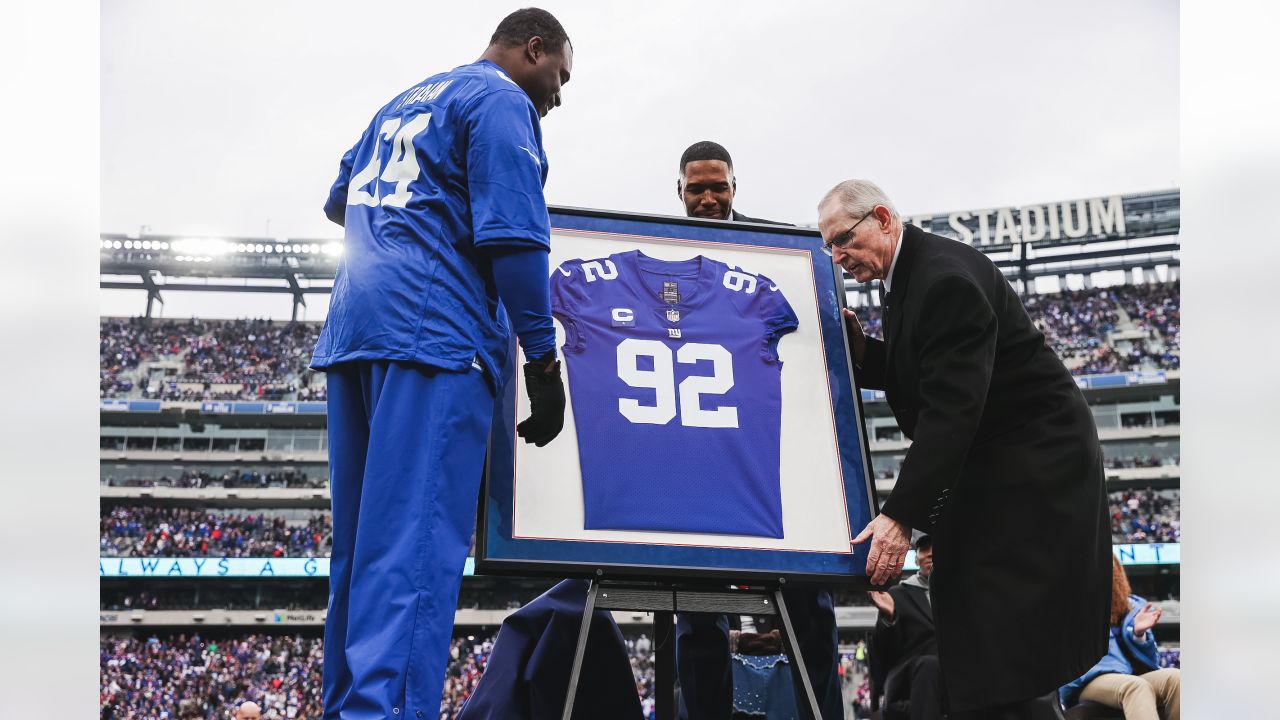 New York Giants Michael Strahan 92 Retirement Ceremony Jersey-Shaped Rally  Towel