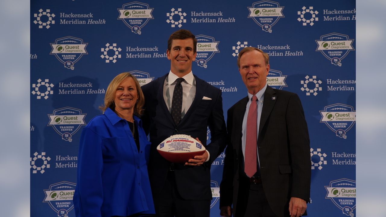 \ud83d\udcf8 Must-see photos from Eli Manning ceremony