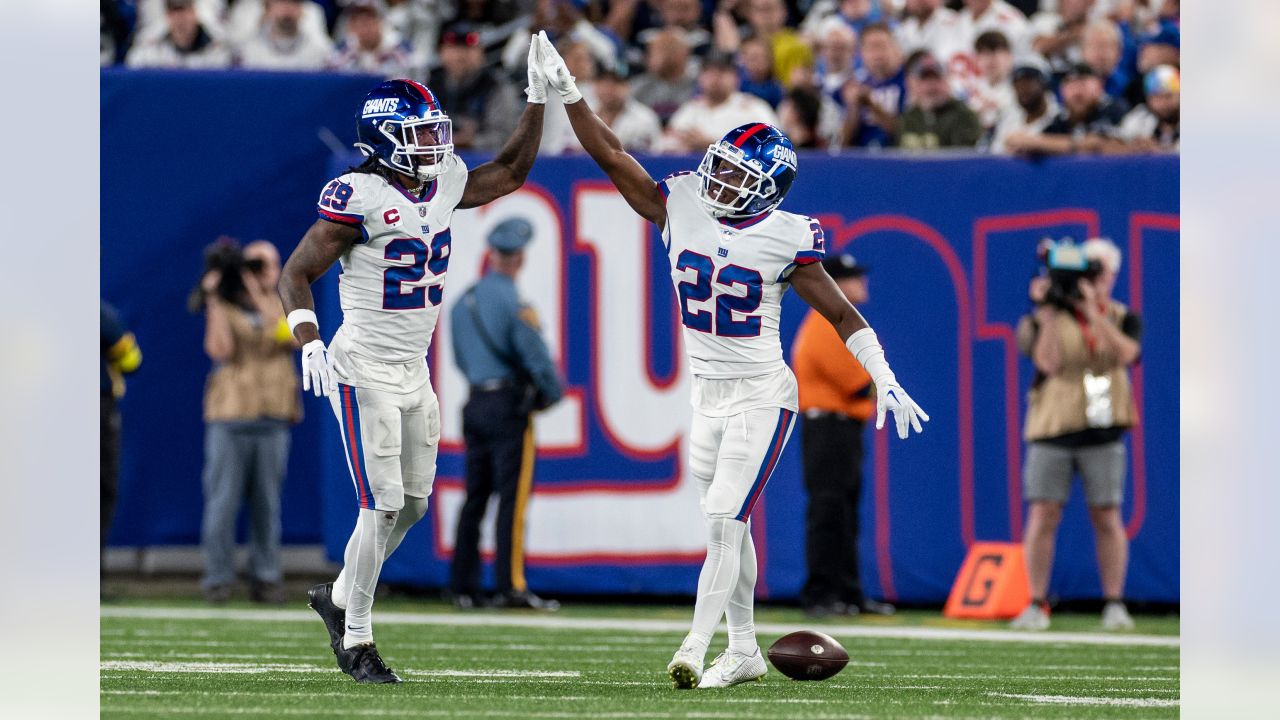 Watch: Former Oregon State Beavers' star Isaiah Hodgins scores game-tying  TD during N.Y. Giants' historic comeback win 