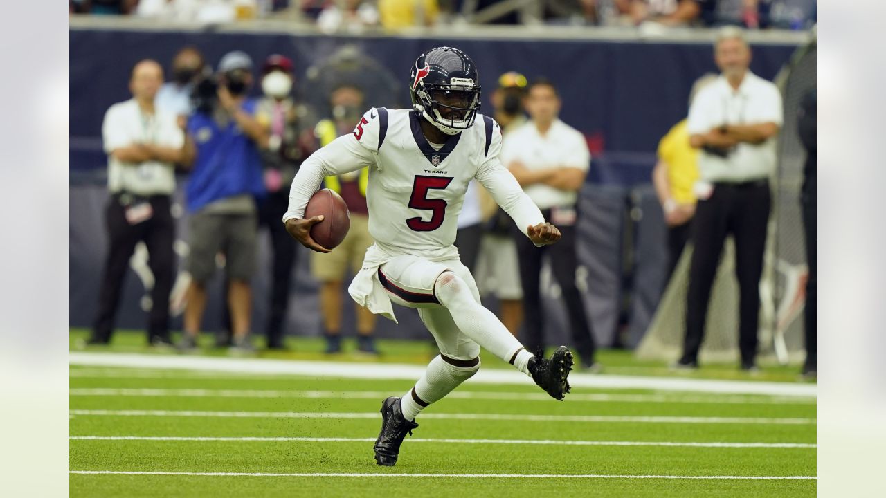 Houston Texans quarterback Tyrod Taylor (5) throws a pass against