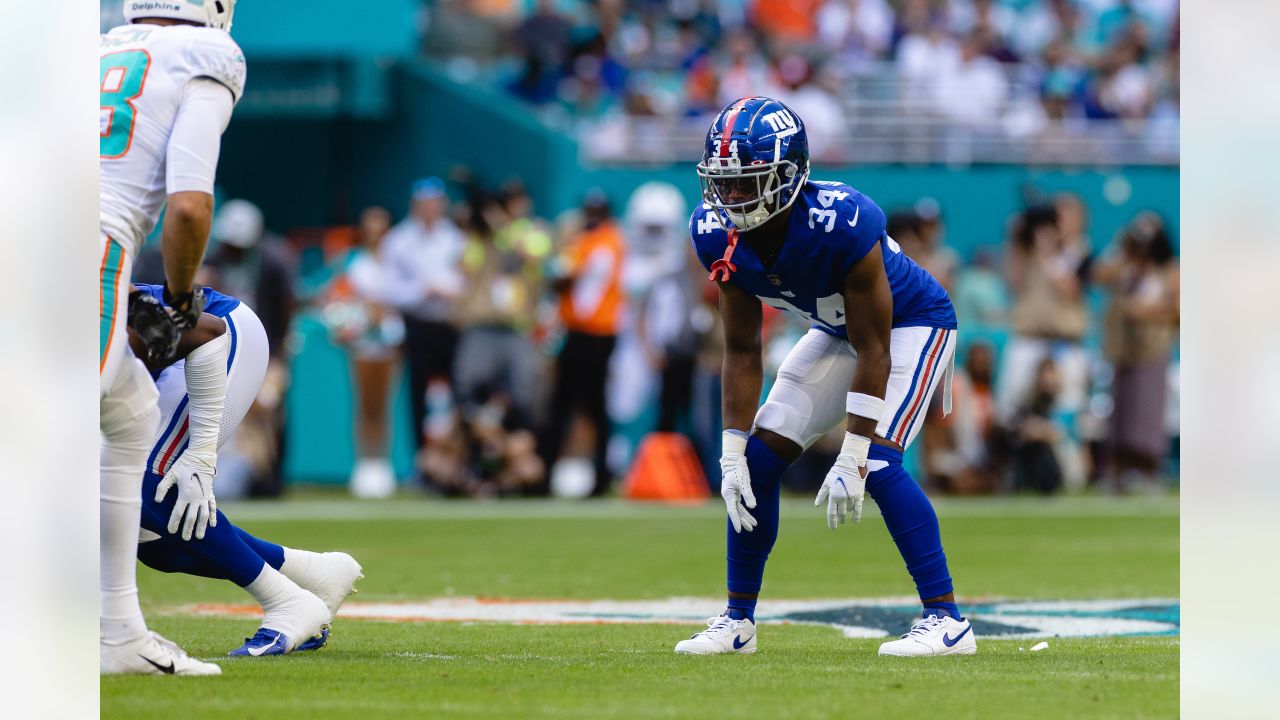 FOXBOROUGH, MA - AUGUST 25: New York Giants running back Elijhaa Penny (39)  makes a grab during