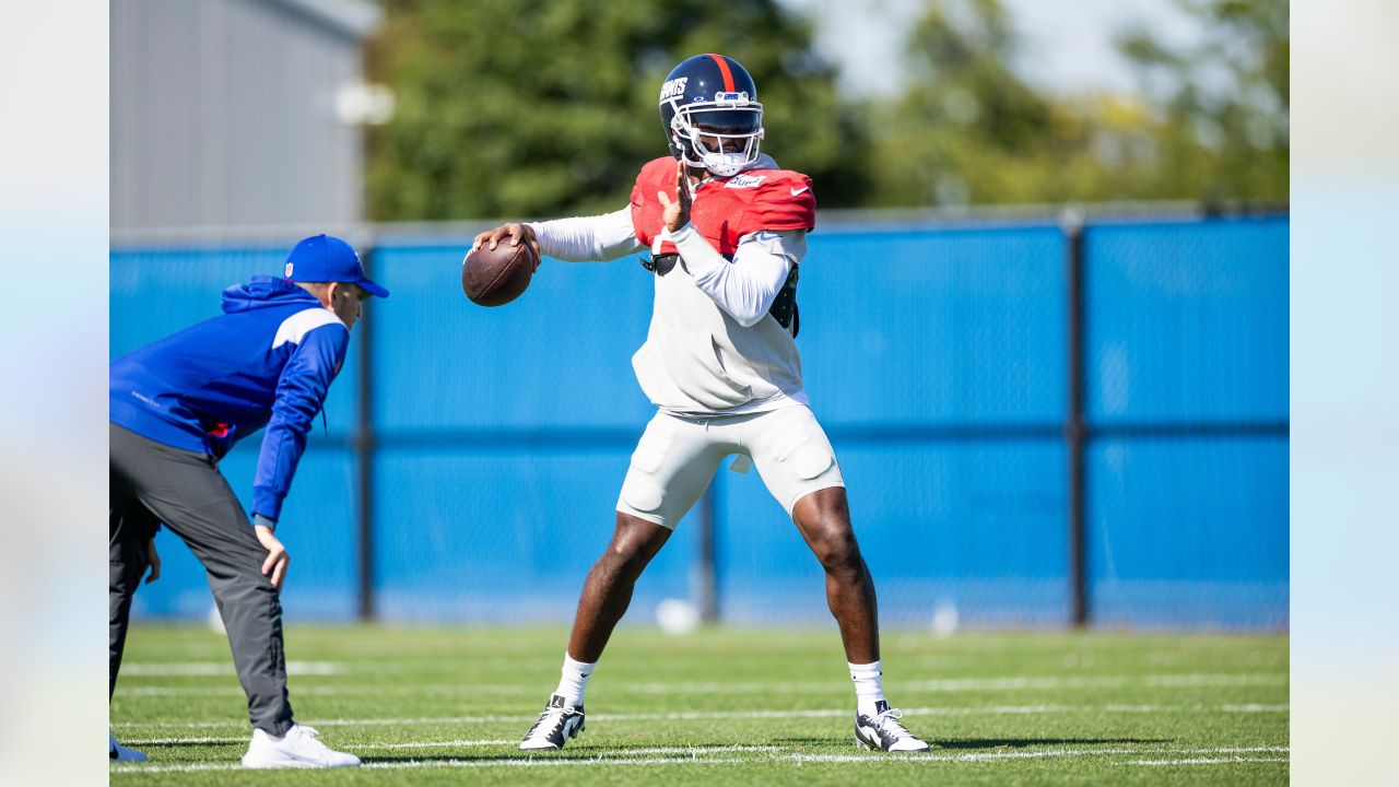 New York Giants quarterback Tyrod Taylor (2) passes before taking