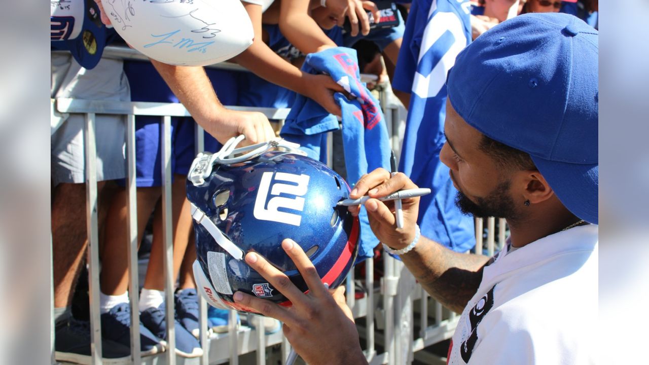 Photos: Giants sign autographs