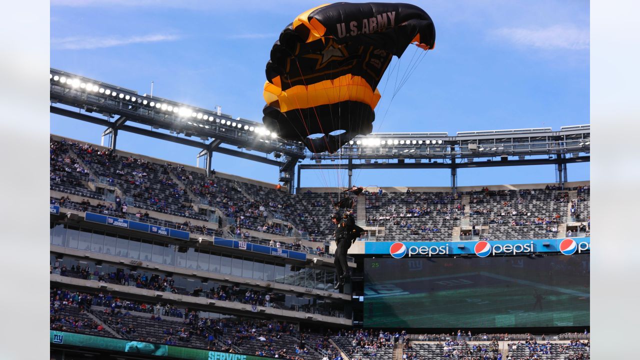 West Point Black Knights Parachute Team Dive into MetLife Stadium