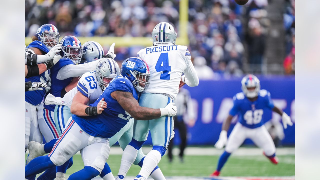 New York Giants outside linebacker Quincy Roche (95) runs up the field  during an NFL football game against the Dallas Cowboys, Sunday, Dec. 19,  2021, in East Rutherford, N.J. The Dallas Cowboys