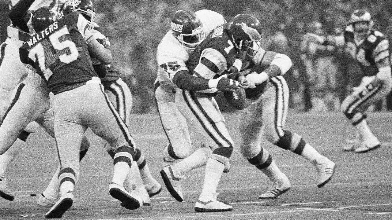 Atlanta Falcons James Sanders and Dunta Robinson (23) stand near New York  Giants Mario Manningham as he makes a 27 yard touchdown reception in the  fourth quarter in the NFC Wild Card