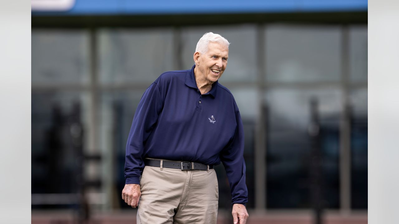 New York Giants head coach Bill Parcells, partly visible at center