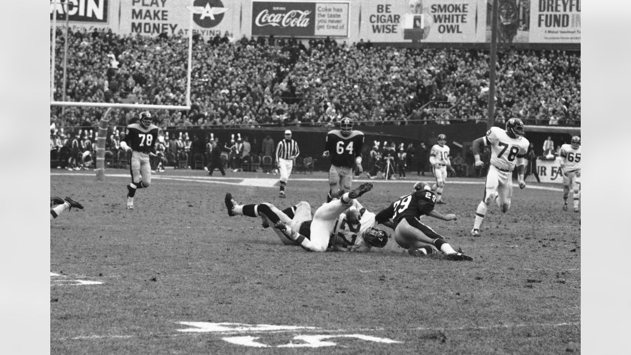 New York Giants' flanker back Frank Gifford (16) snares a pass during game  against the Pittsburgh Steelers at Yankee Stadium, Dec. 15, 1963. (AP Photo  Stock Photo - Alamy