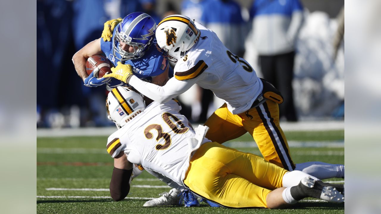 Former Wyoming linebacker Logan Wilson racks up 17 tackles in