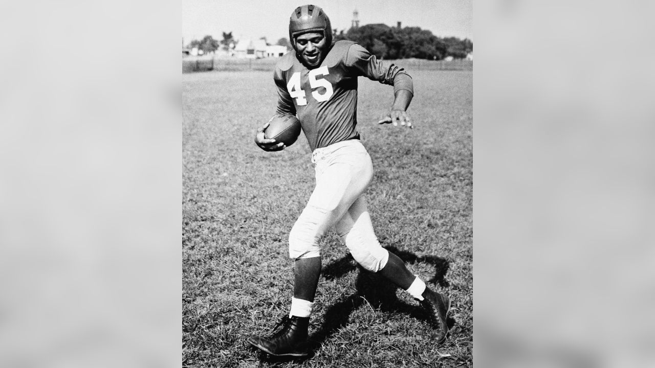 Remembering Emlen Tunnell, New York Giants, In 1948, Emlen Tunnell became  the first African-American player in New York Giants history. In 1967, he  became the first African-American Hall of Famer.