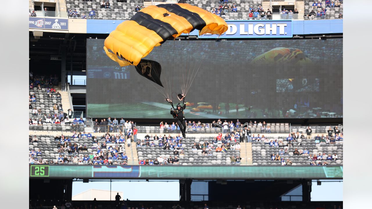 The Golden Knights parachute into the Levis Stadium before the start of the  game between San Francisco 49ers and Los Angeles Rams in San Francisco, Mo  Stock Photo - Alamy