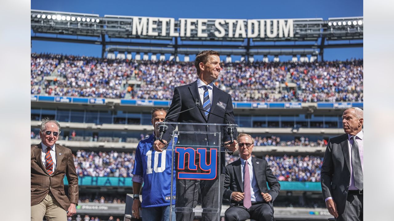 Giants hire Eli Manning, announce date for jersey retirement