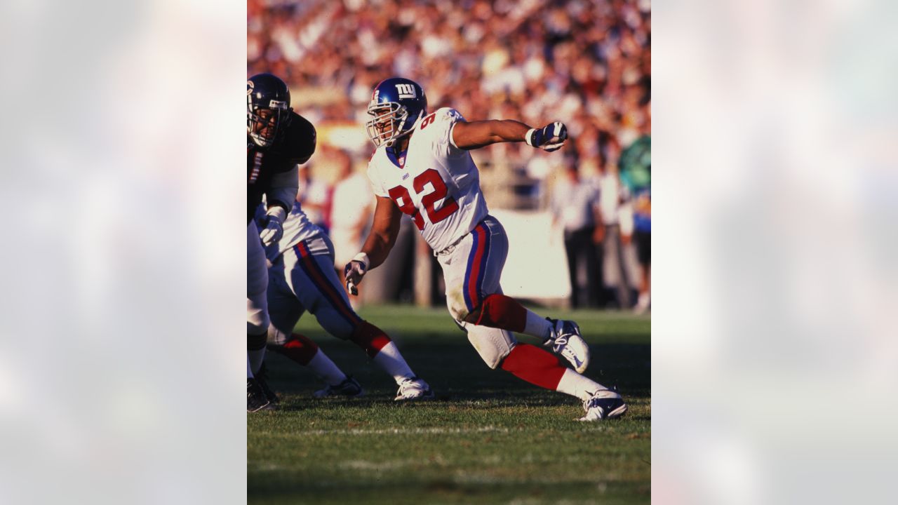 New York Giants quarterback Jeff Hostetler does a little scrambling to  avoid Chicago Bears Steve McMichael (rear) and Trace Armstrong (93) during  third quarter action in NFL playoff game, Sunday, Jan. 14