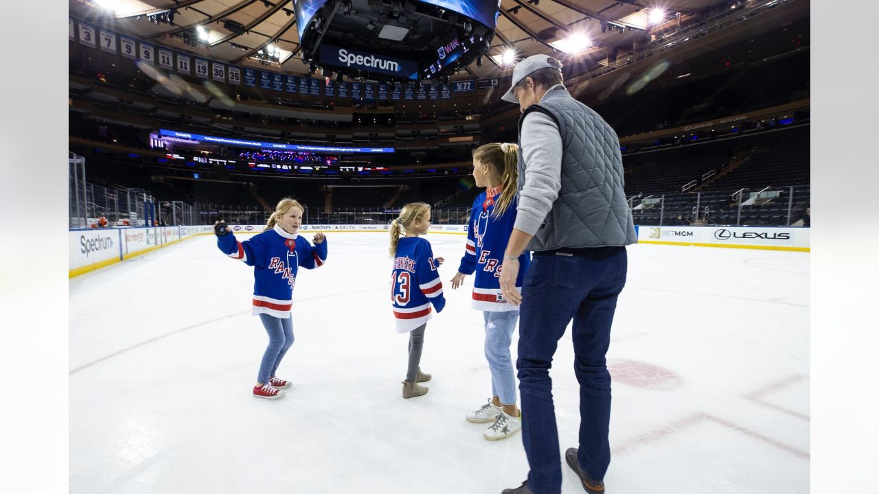 🏒 Eli Manning brings family to Rangers game