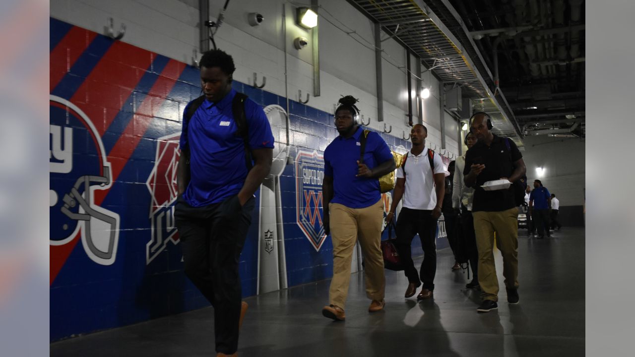 Giants vs. Jets Photos: Player Arrivals and Locker Room Tour