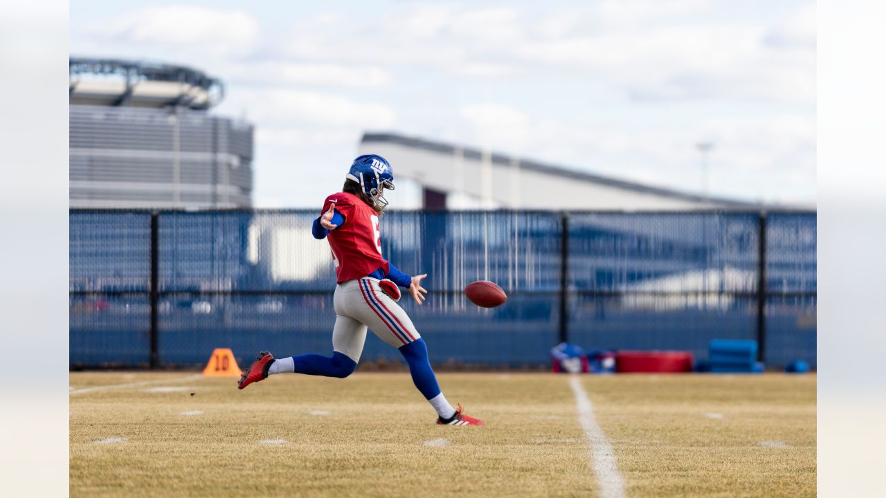 New York Giants cornerback Zyon Gilbert (38) defends against the Washington  Commanders during an NFL football game Sunday, Dec. 4, 2022, in East  Rutherford, N.J. (AP Photo/Adam Hunger Stock Photo - Alamy