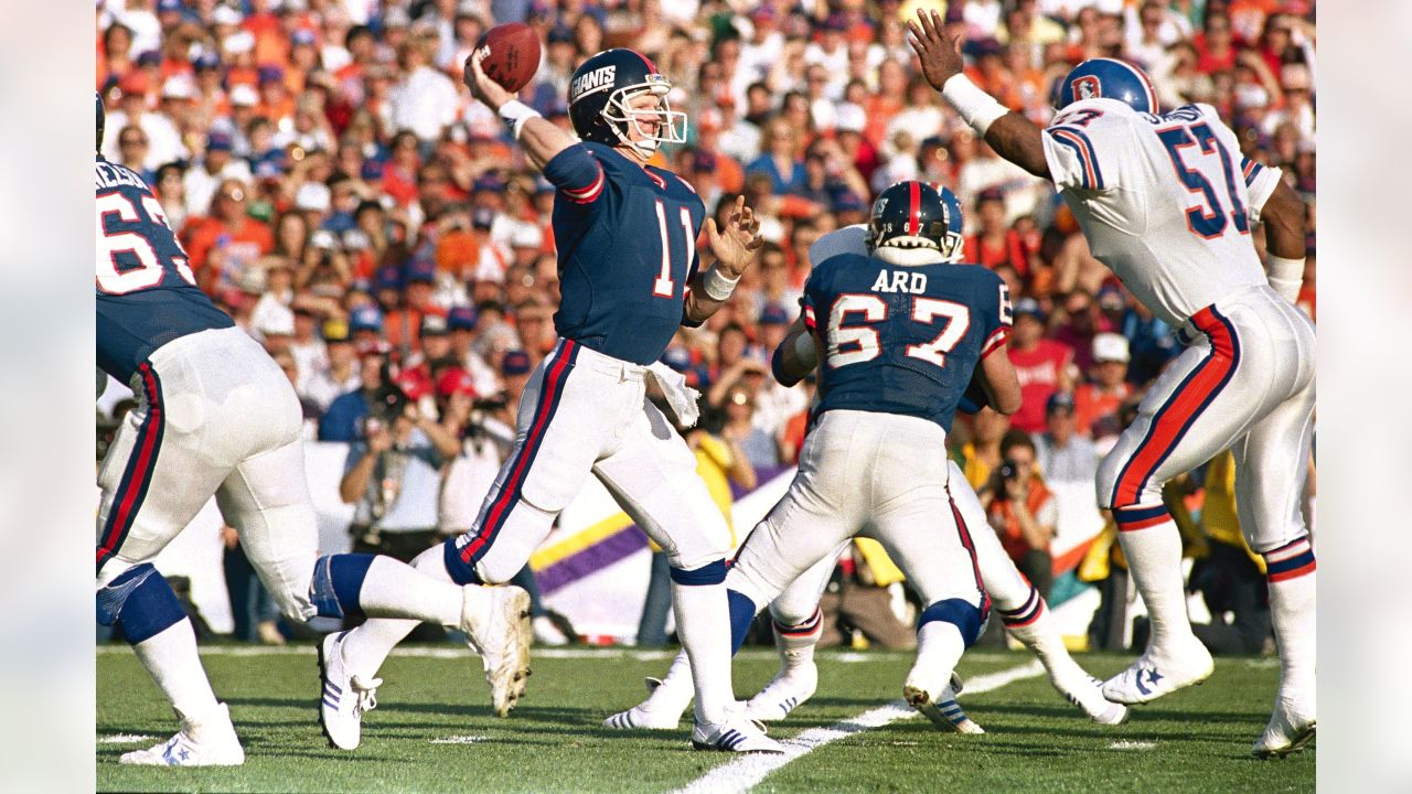 Phil Simms quarterback for the New York Giants puts a little throwing time  in during a short practice at Scottsdale Community Colleg, Nov. 7, 1989.  (AP Photo/Jeff Robbins Stock Photo - Alamy