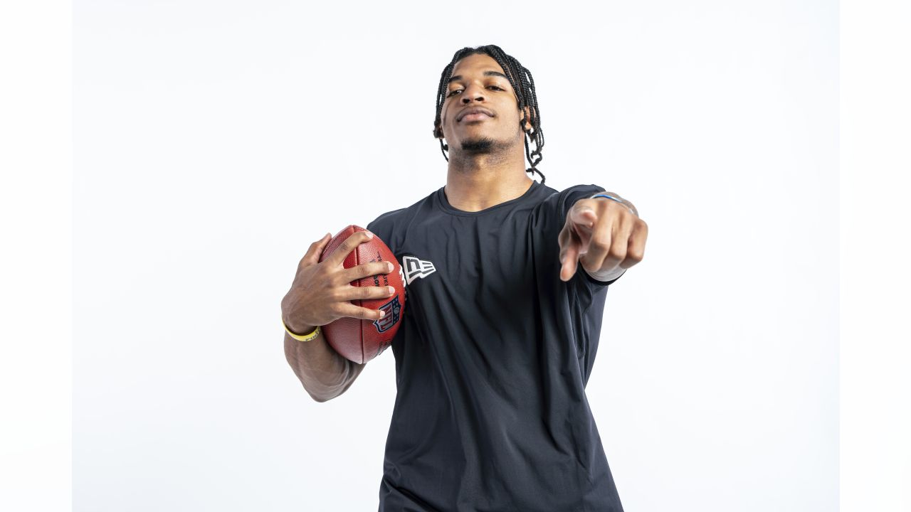 Ja'marr Chase using visor  Football poses, Black and white background,  Chase