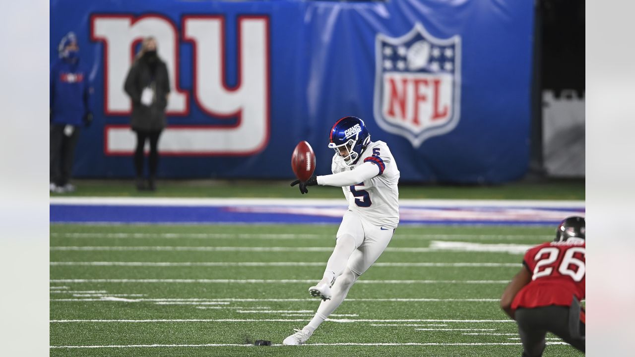 New York Giants place kicker Graham Gano (9) warms up before an NFL  football game against the Chicago Bears Sunday, Oct. 2, 2022, in East  Rutherford, N.J. (AP Photo/Adam Hunger Stock Photo - Alamy